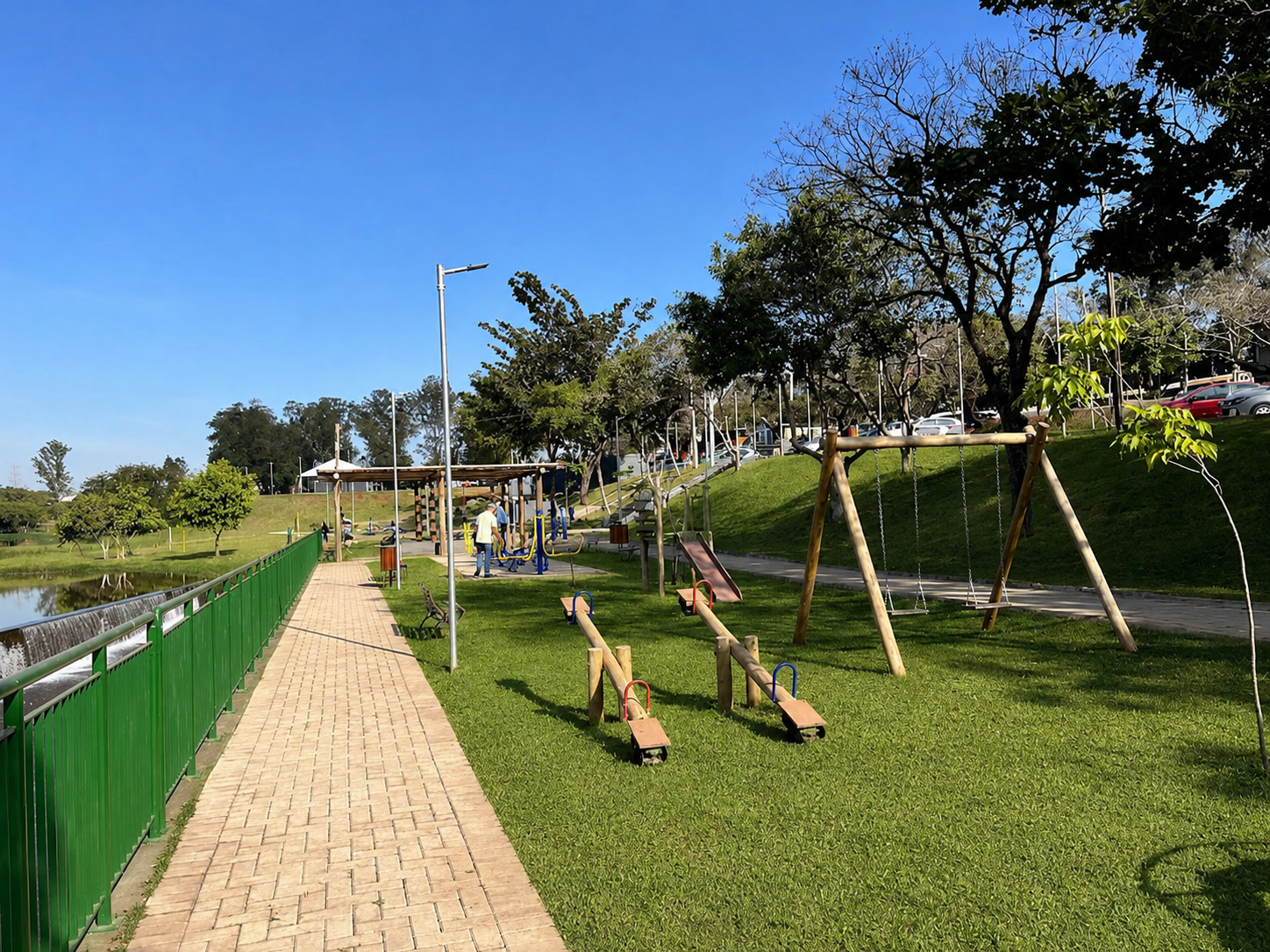 Praça da Juventude — playground de madeira e pista de caminhada