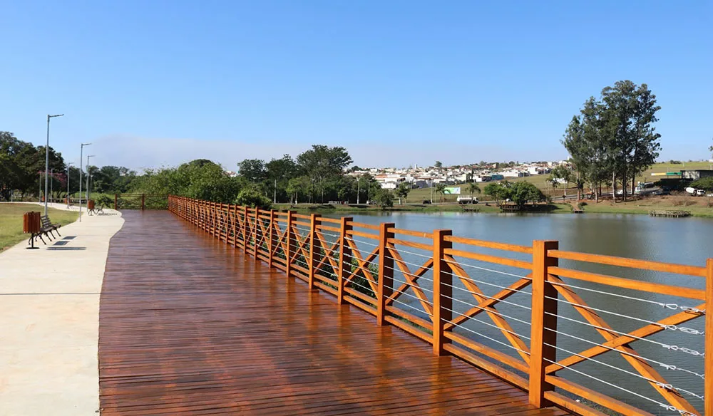 Praça da Juventude — deck de madeira e guarda-corpo no entorno do lago