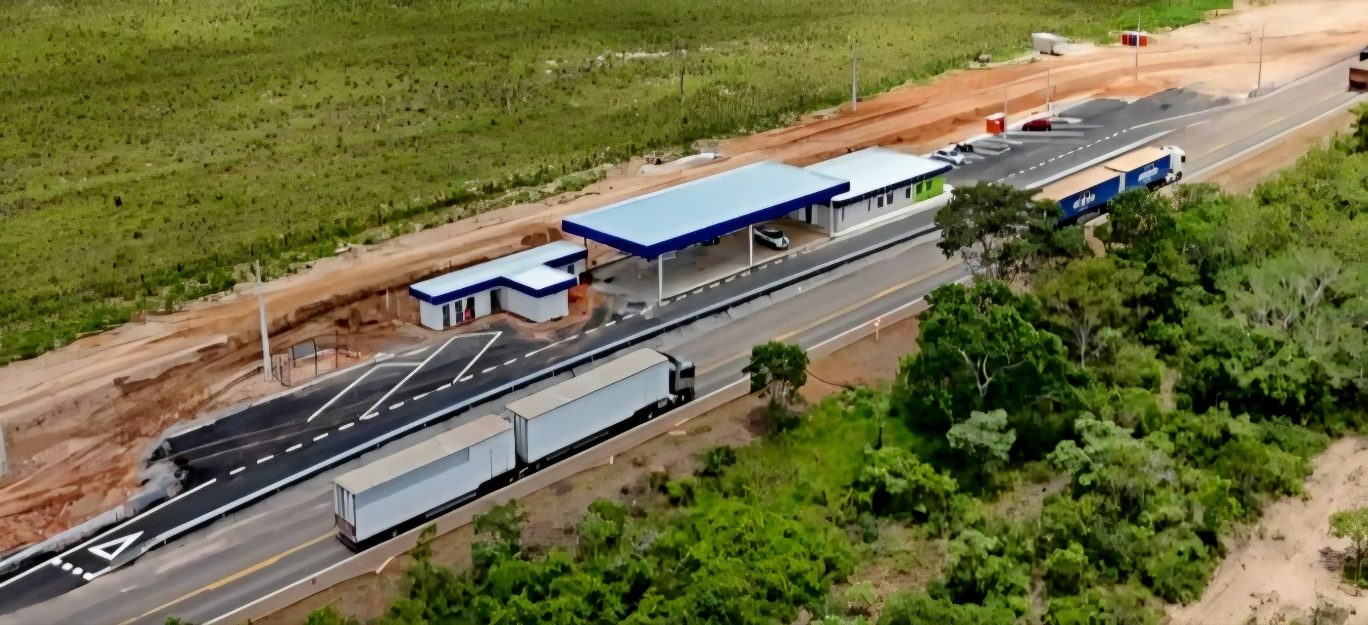 Base de atendimento ao usuário — vista aérea da implantação na rodovia
